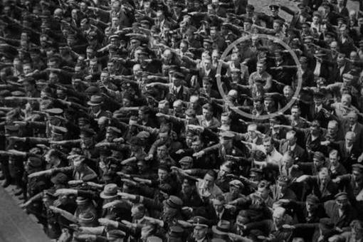 照片中不给希特勒行举手礼的人是谁?此人的结局是怎样的?
