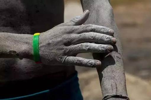 伊索比亚的采盐人的生活是怎样的?他们一天能赚多少钱?