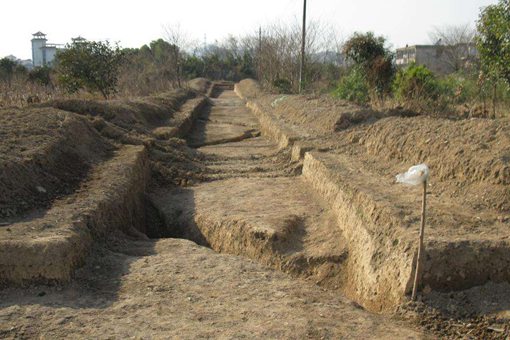 江南古墓发现比甲骨文要早1500年的文字,到底是什么?